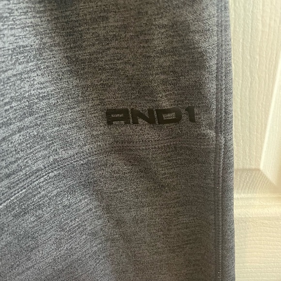 And 1 joggers. Very comfortable grey pants with side leg pocket. Size m - Picture 4 of 7